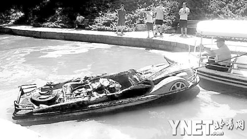 游船燃烧后摄影/实习记者　刘盼