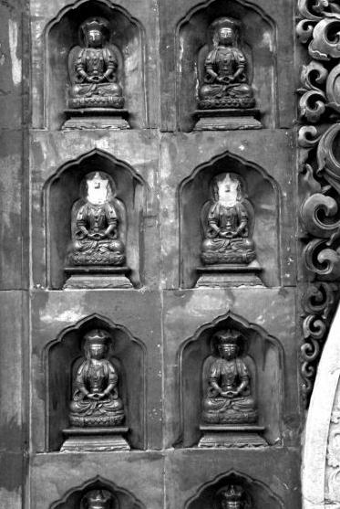 受损佛头和未受损佛头形成对比。京华时报记者徐晓帆摄