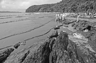 据新华社 据泰国媒体29日报道，受原油泄漏事故影响，泰国湾东部度假胜地阁沙湄岛海岸附近已经出现浮油，目前清理工作仍在继续。