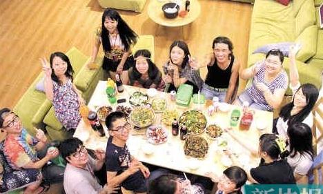 驴友们聚在青年旅社客厅就餐