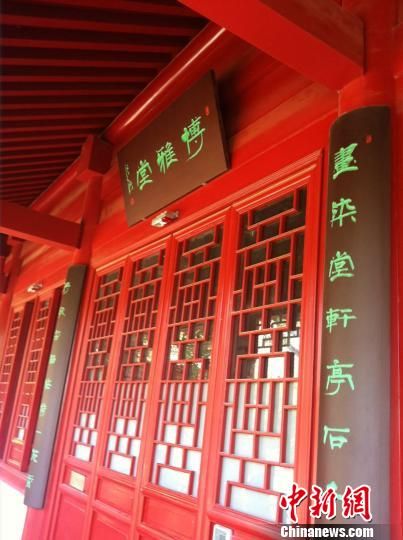 在规定的开园时间内，“博雅堂”门窗紧闭。 曹铮 摄