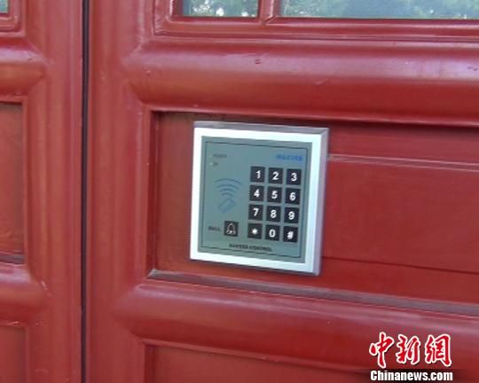 “博雅堂”门安装了密码锁。 曹铮 摄