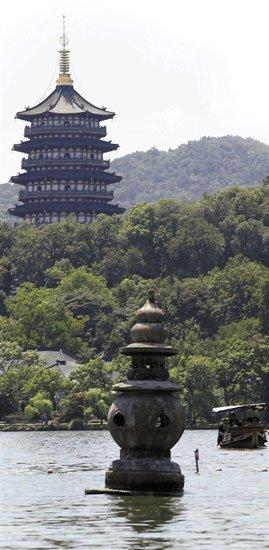 西湖连夜复位三潭印月引质疑 被撞塔出现倾斜