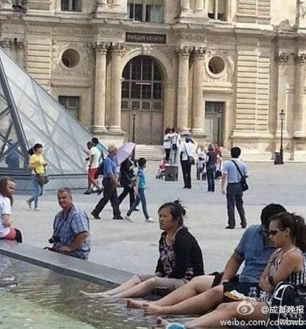 中国游客被曝在卢浮宫前水池泡脚