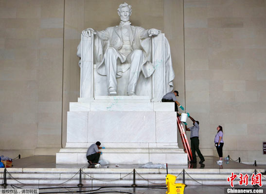 当地时间7月26日凌晨，美国首都华盛顿的林肯纪念堂雕像遭人恶意泼绿漆，被迫暂时关闭，负责管理公园与纪念建筑的美国公园警察已就此展开调查。图为国家公园管理处工作人员清除在现场油漆。 