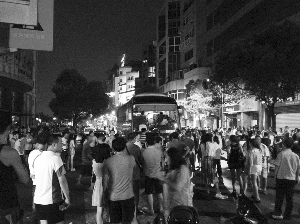 昨晚，一些人围着旅游大巴 