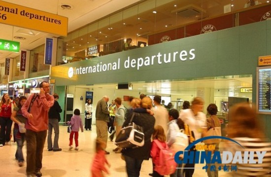 英国机场加强安检 严防“乳房炸弹”混入