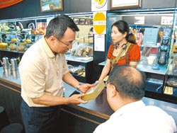 台湾观光部门等单位在南投地区稽查购物店。（台湾《中国时报》）