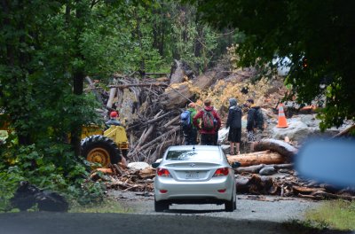美3华人登山遇冰雹塌方受困一度匍匐行进避雷击