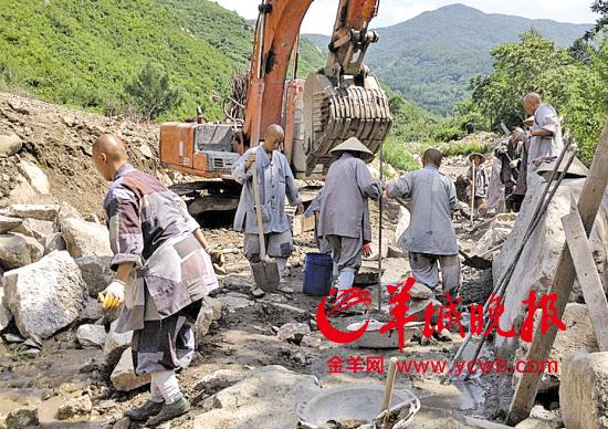 　　大悲寺下院的女居士们在修建寺庙和庙旁的渠道