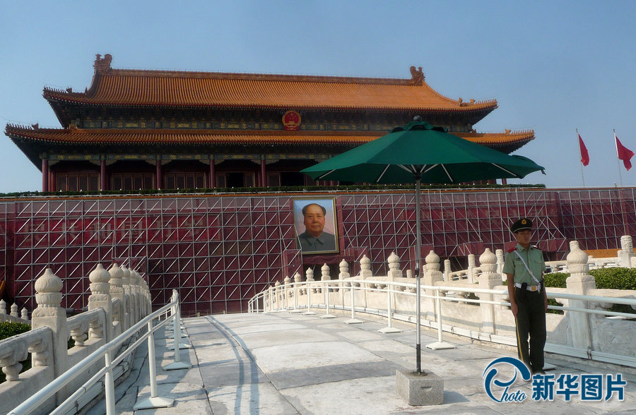 2013年8月21日，北京天安门城楼启动了每年一次的外墙粉刷、修缮工程。图片来源：cfp