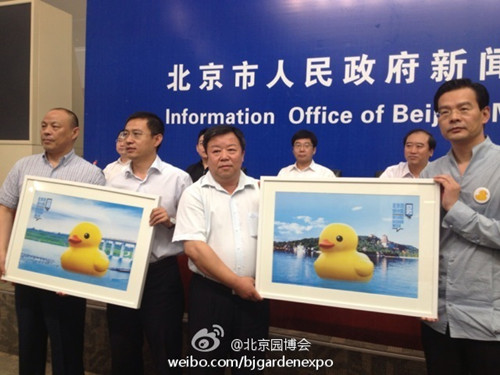 北京版和台湾版大黄鸭同高18米台媒称“较劲”