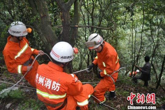 贵州毕节9岁小孩被困百米悬崖10小时后获救（图）