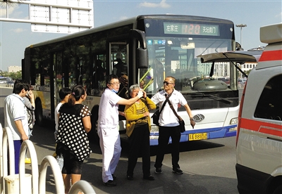 公交急刹车近20乘客受伤