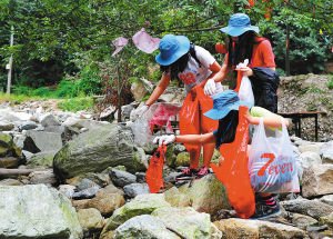 韩国志愿者在秦岭太平峪的河道上捡拾垃圾