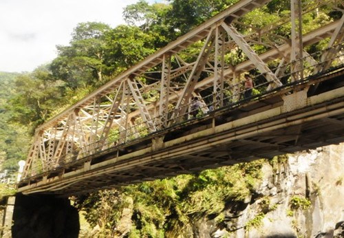 台湾太鲁阁“长春桥”将拆除重建游客前往留念