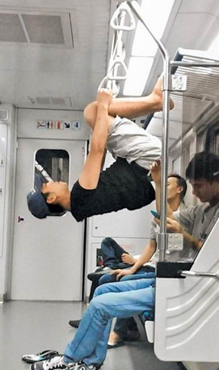台湾火车一外籍人上演“拉环体操”被斥太夸张