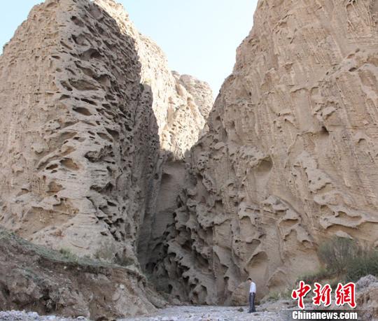 新疆乌什县边境山区惊现“神秘山谷”山貌奇特