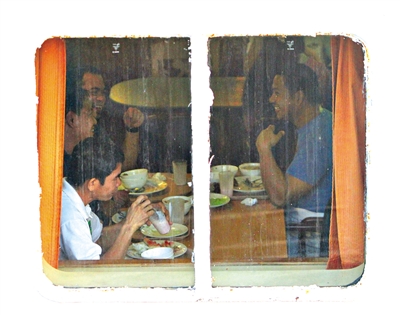 昨日,滞留在韩国济州港的“海娜号”邮轮上的旅客在用餐。新华社发