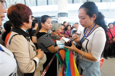 部分游客当日分批乘坐飞机回国。在济州国际机场，领队协助滞留游客办理登机手续。新华社发