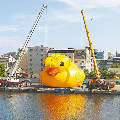 小黄鸭亮相台湾仅1天遭遇“天兔”重挫黄色商机
