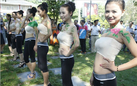 湖北咸宁国际旅游小姐进行人体彩绘表演