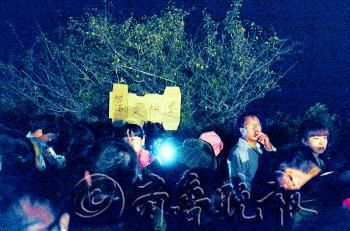 泰山南天门景区已禁止游客扎帐篷过夜,但仍挡不住“帐篷客”