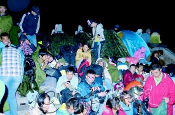 游客和帐篷混在一起,极易发生踩踏。