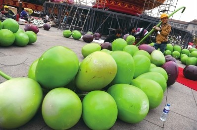 一粒粒葡萄大如西瓜，正待工人们拼装。