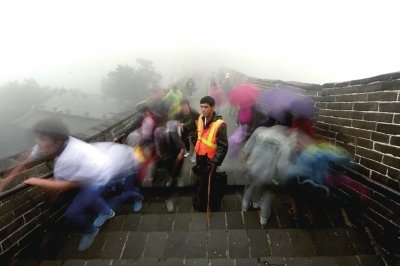 长城清道夫每天需走10公里 午饭需楼梯下猫腰吃