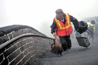长城清道夫每天需走10公里 午饭需楼梯下猫腰吃