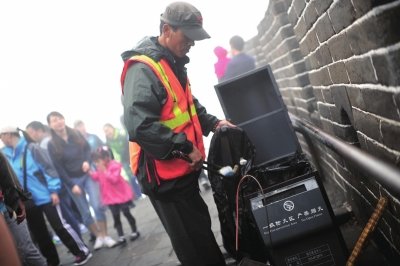 长城清道夫每天需走10公里 午饭需楼梯下猫腰吃