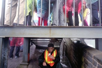 长城清道夫每天需走10公里 午饭需楼梯下猫腰吃