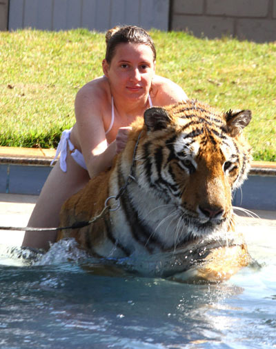 老虎与Aryas Borges的女儿一起洗澡
