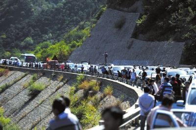 去年“十一”假期，八达岭高速等承受了巨大交通压力。（资料图片）京华时报记者潘之望摄