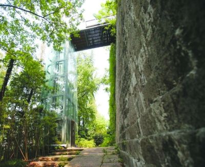 现代化的观光电梯与城墙显得格格不入。宋峤 摄