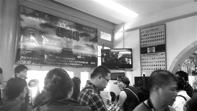 昨日,圆明园讲解员以“参观完遗址,再看看纪录片”的名义,将旅游团成员带进一纪念品商店。新京报记者 杨锋 摄