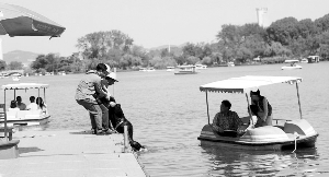 昨天在玄武湖,游客和码头工作人员救起落水女游客 报料人供图