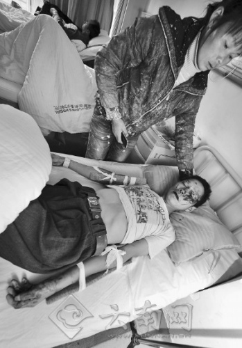 游客官渡古镇莫名遭围殴对方一言不发动手(图)