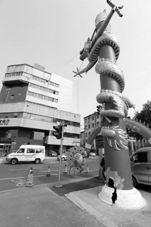 龙身用24K金箔贴金