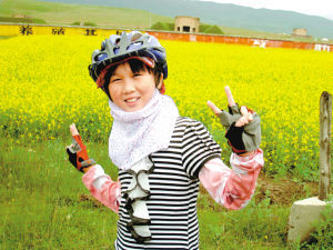 骑行前: 雪儿在成都留影,皮肤白皙。