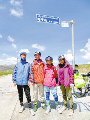 4人在海子山留影