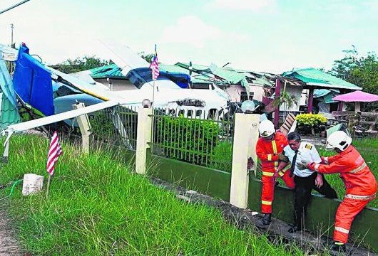 马来西亚一客机降落时撞进民宅致1死10多人伤