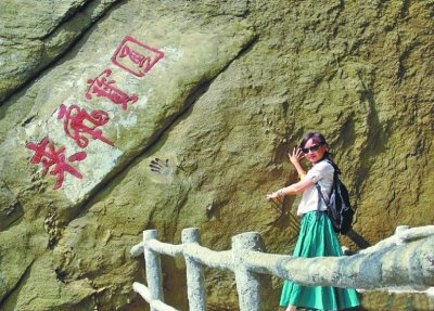 武汉清凉寨四个大字错两个 景区称故意写错