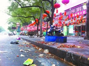 北京美食街“簋街”清晨狼藉一片环卫工都不愿扫