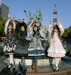 北海道组织少女萝莉装旅行活动引游客惊呼（图）