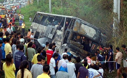 泰国一旅游车刹车失灵掉下悬崖致17余人死亡