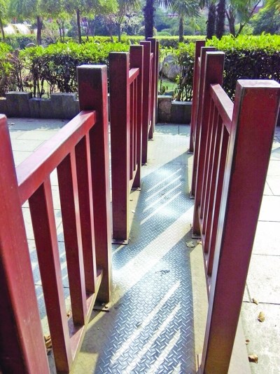 南京夫子庙一入口护栏太窄网友戏称“歧视”胖子