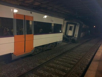 西班牙巴塞罗那发生列车脱轨事故造成3人受伤