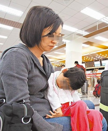 父母抱重度脑性麻痹儿出境航空公司刁难登机
